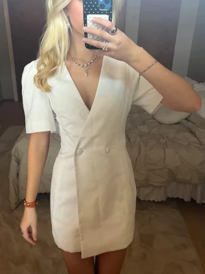 Studentklänning🤍 - Så fin, unik och classy studentklänning från NA-KD🤍I storlek xs men passar även S!