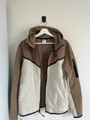 Nike beige och brun jacka med huva - Bra skick 