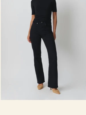 Svarta jeans  - Svarta classic boot jeans från Gina, i storlek 34 