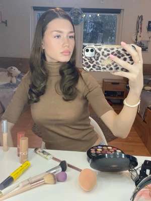 Beige polotopp med korta ärmar - Snygg beige polotopp med korta ärmar och slim passform. Perfekt att matcha med jeans eller kjol för en trendig look. Materialet känns mjukt och stretchigt, vilket gör den bekväm att bära hela dagen.