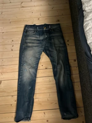 J&J Tim Slim Fit  - Hejsan! Säljer nu dessa unika Jack&Jones Tim Slim Fit i stl 32/32 från början men midjan är skräddad till runt 30/29.Perfekta för dig som vill ha ett par unika och galet feta jeans i garderoben. Jeansen har haft en defekt på bakre sömmen i midjan som jag åtgärdat, syns inte när man har på sig de! Tveka inte att höra av er vid minsta intresse eller för mått eller liknande!