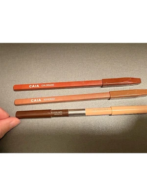 CAIA läppennor Colorado & Sonoran - Två snygga läppennor från CAIA i nyanserna Colorado (varm rödbrun) och Sonoran (ljusare beige-brun). Använde dom fåtal gånger för de passar ej mig. Ett nytt kostade 585 kr. Säljs dom 3 för 370 kr inkl frakt 