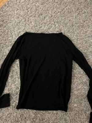 Svart tajt tröja med båt uringning - Säljer den här svarta tajta tröjan från lager 157. Den har en båt uringning som går ut lite över axlarna. Den är i bra skick och i storlek XS. Inköptes för 120kr, säljes för 40kr. (Säljer även en exakt likadan i marinblå om man är mer intresserad i den färgen)💕