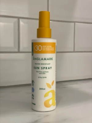 Änglamark Sun Spray SPF 30 - Solskyddsspray från Änglamark med SPF 30. Vattenresistent formula, fri från parfym och färgämnen. Flaskan är vit med orange detaljer och har en praktisk sprayfunktion. Innehåller 200 ml och skyddar mot både UVA och UVB.
