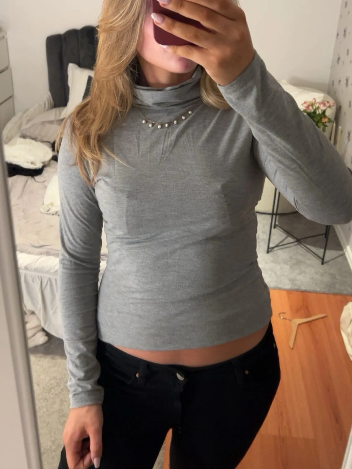 Grå polotopp med pärldetaljer