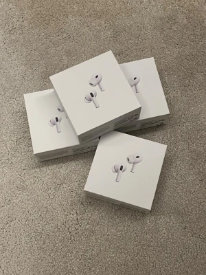 Apple AirPods Pro 2 (usb-c)  - Finns 4 par AirPods Pro 2, styckpris = 599kr             Du kan köpa alla 4 för 2000kr!