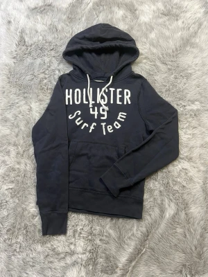 Hollister hoodie - Säljer denna sällsynta och mycket eftertraktade Hollister hoodie | Storlek S | Skick 9/10 | Vid eventuella frågor hör gärna av dig och erbjuder bra pris vid köp av bundle 😁✅