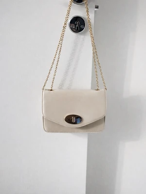 Beige handväska med kedjerem - Beige handväska i mycket bra skick. Använd fåtal gånger och fortfarande jättefin!💕