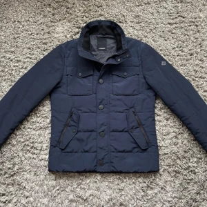 J Lindeberg field jacket - Säljer denna riktigt feta j lindeberg bailey field jacketen i mycket fint skick!⭐️Nypris = 3000kr!👍Storlek S!🙌Hör gärna av er om ni har funderingar!⭐️