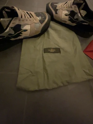 Valentino rockrunners - Mkt fin skick använda men fortfarande mycket kvar o ge, endast en sömn som släppt men absolut inget man tänker på! Kan lösa bild om man vill ha! Funkar 42-43 
