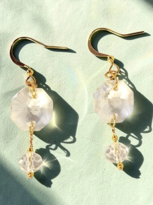 Guldpläterade örhängen med kristallprismor från kristallkrona  - Snygga örhängen med guldpläterade krokar och två facetterade, transparenta kristaller i olika former. Den större kristallen är oktagonformad och den mindre rund, båda ger ett elegant och glittrande intryck. Perfekt för dig som gillar stilrena accessoarer.