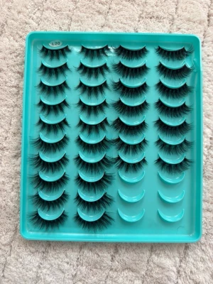 Svarta fransar i mixförpackning - Säljer ett set med svarta volymfransar. Fransarna är täta, fluffiga och har en dramatisk böjd form som ger en intensiv look. Perfekt för dig som vill ha extra volym till ögonen. 