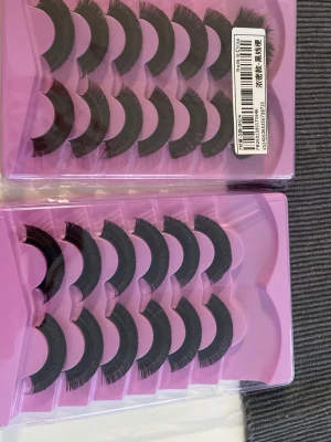 Svarta fluffiga lösögonfransar - Säljer flera par svarta, fluffiga lösögonfransar i böjd form. Fransarna kommer i lila plastförpackningar och är täta och voluminösa för en dramatisk look. Perfekt för dig som vill ha extra långa och fylliga fransar. Ena paketet är öppnat då jag testa fransarna för att kolla ifall de passa mig 