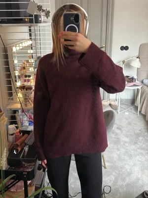 Vinröd polotröja stickad - Mysig vinröd stickad polotröja, tycker om mycket men känner inte att den kommit till användning tillräckligt! Jättemjukt matreal!
