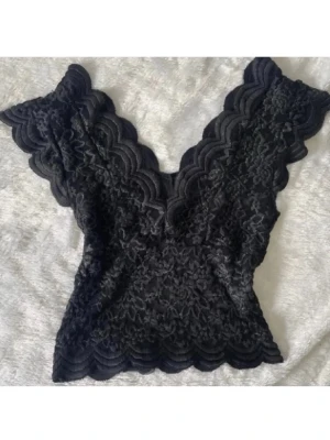 Svart spetstopp  - Så snygg spetstopp som passar perfekt till fest💞Jättebra skick! Väldigt populär o finns inte att köpa längre 