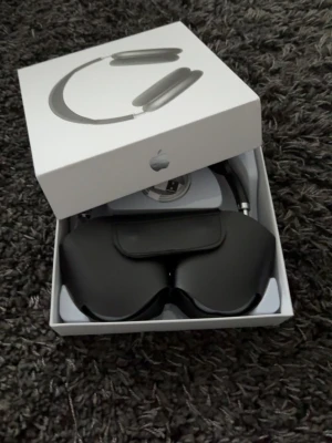 Apple AirPods Max svarta hörlurar - Snygga svarta Apple AirPods Max over-ear hörlurar i aluminium med mjuka öronkuddar och ett robust huvudband. Kommer med matchande svart smart case och originalförpackning. Perfekta för musik, gaming eller film med grym ljudkvalitet och stilren design.