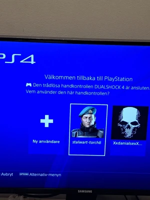 PlayStation 4 med DualShock 4 - Säljer en svart PlayStation 4-konsol från Sony tillsammans med en svart trådlös DualShock 4-handkontroll. Konsolen har en stilren, rektangulär design och är tillverkad i plast. Perfekt för gaming och streaming.