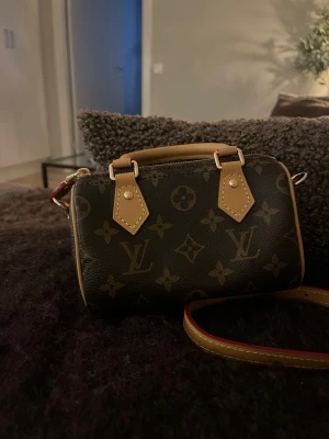Louis Vuitton Speedy  - Superfin väska. Avtagbar och justerbar axelrem i läder med röda kanter. Perfekt storlek för det viktigaste! Ej äkta