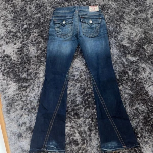 true religion  - skit feta bootcut trueys😱kvinnomodell innerbenslängd 80cm passar mig som är 169, pris kan diskuteras vid snabb affär