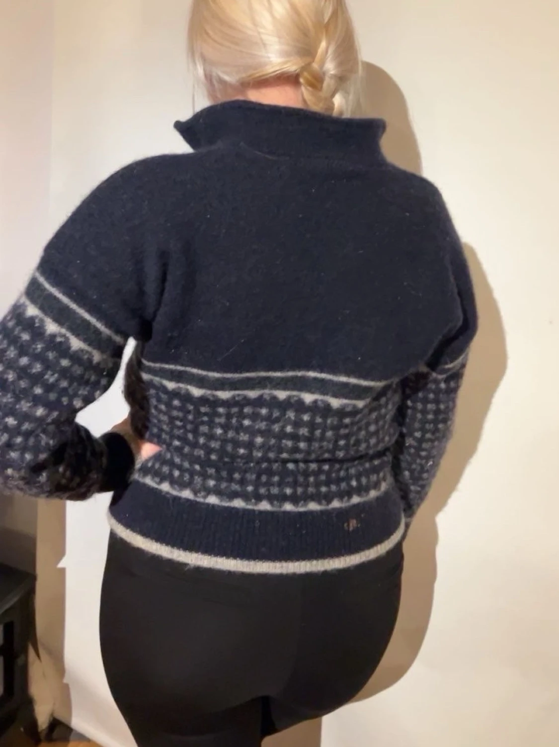 Mörkblå stickad tröja med mönster - 1