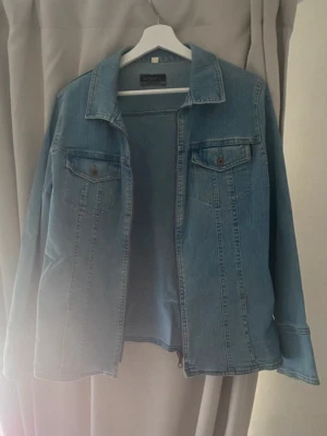 Ljusblå jeansjacka från Robell Sports - Snygg ljusblå jeansjacka från Robell Sports. Jackan är i stl 42 men sitter mer som en 38/40