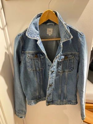 Denim Jacket ( Lee ) - Vintage. Aldrig använd. Storlek ( L ) men passar storlek ( M ) lika bra. Hör av dig i DM så hjälper jag dig där :)
