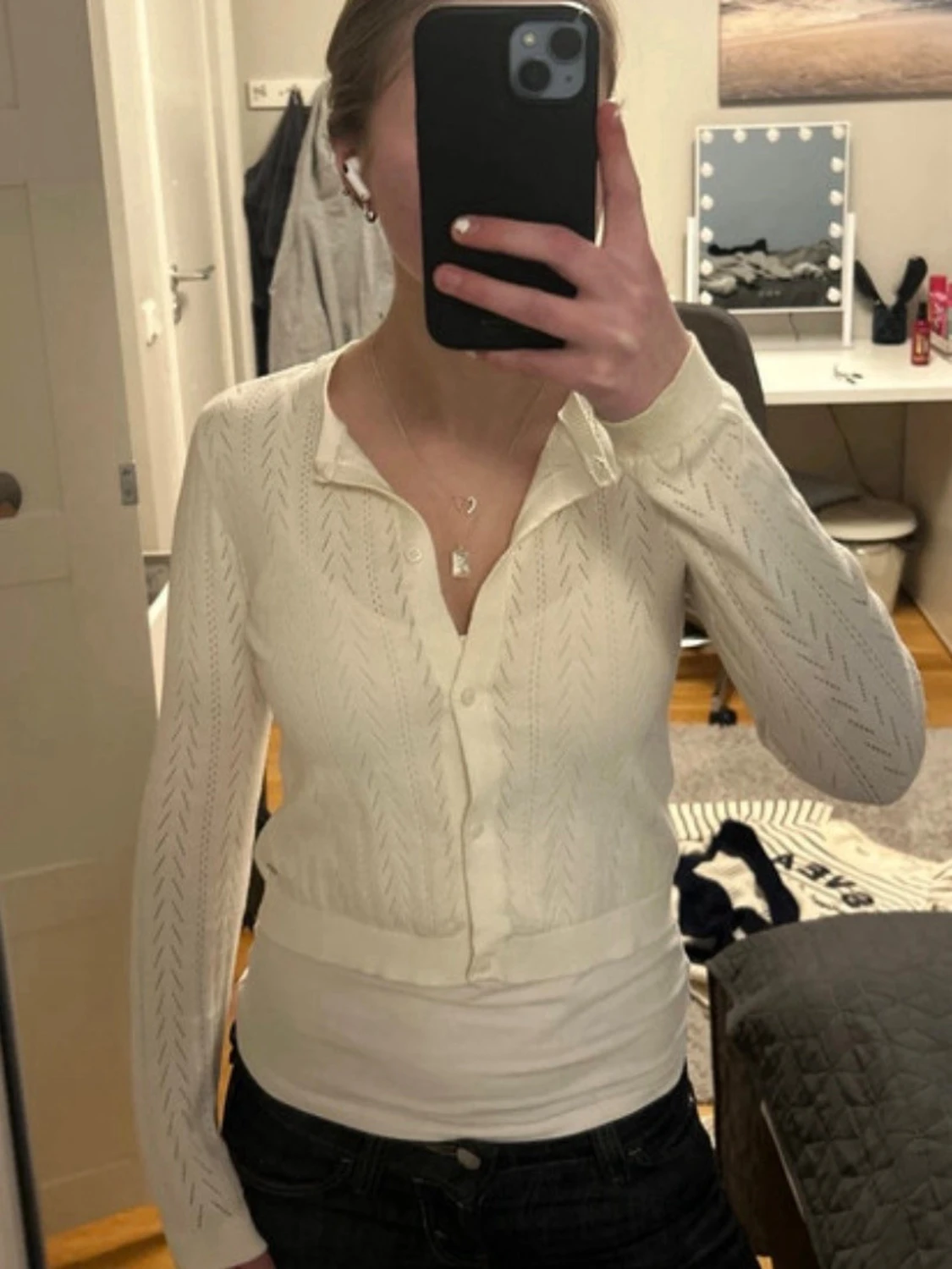 Vit kofta med diskret mönster - 1