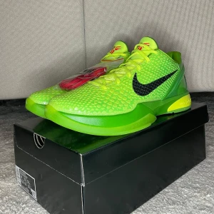 Kobe Grinches - Helt nya oanvända Kobe Grinches. Fick dem i fel storlek så har inte ens provat dem. Extra snören ingår och original låda ingår.