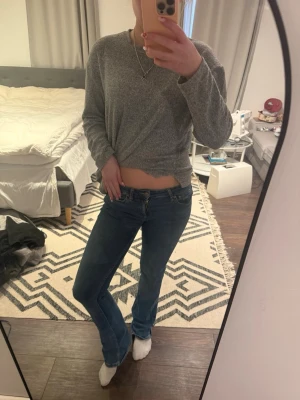 Blå bootcut jeans  - Mörkblå lågmidjade jeans från Zara! Storlek 32 men skulle säga att dem snarare är 34/36, vilket är storlekarna jag normalt bär och dessa sitter precis likadant! Bra skick! ❤️