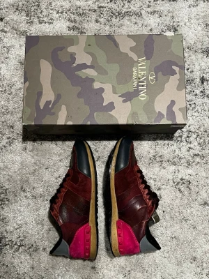 Valentino Rockrunners - Ett par riktigt schyssta Valentino rockrunners i en rätt bra kvalité, storlek 41 och med mycket mer att ge, kartongen ingår men tyvärr inte dustbags eller  Tveka inte på att skriva ifall du är i behov av fler bilder på plagget eller mått! 📸📏 Skriv vid minsta lilla fundering då jag oftast svarar fort! 💬 Fraktar alltid samma dag eller dagen efter beställning! 🚛