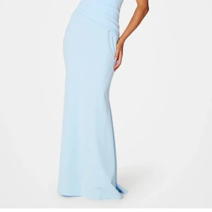 Balklänning - Blå balklänning, använd en gång. Storlek L. Lite annan färg i verkligheten, har en fläck längst ner på klänningen där bak. Nypris 999, säljer för 400🩵