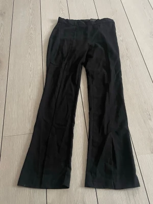 Svarta kostymbyxor - Svarta kostymbyxor med slits nere vid benet från hm, jättefina men tyvärr försmå❤️