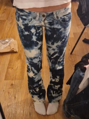 Lågmidjade vintage bootcut jeans  - Säljer ett par jättecoola vintage bershka jeans som är vökdigt lågmidjade, i ganska bra skick inga defekter vad jag märkt💕🥰