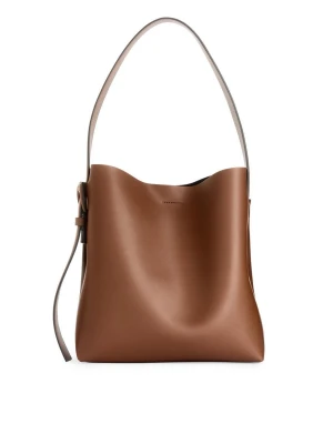 Brun axelväska i läder från Arket - Säljer en väska från Arket. Den här färgen är helt slut.Den är i nyskick och materialet är 100% läder.