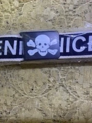 Svart och vit bälte med döskalle - Coolt bälte från CENICEN i svart och vitt med tydlig text och en döskalle på spännet. Bältet har en bred, platt form och är tillverkat i syntetmaterial. Perfekt för att ge din outfit en edgy touch.