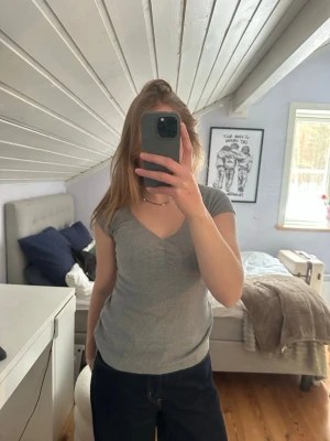 Grå ribbad topp - Snygg grå ribbad topp med v-ringning💕