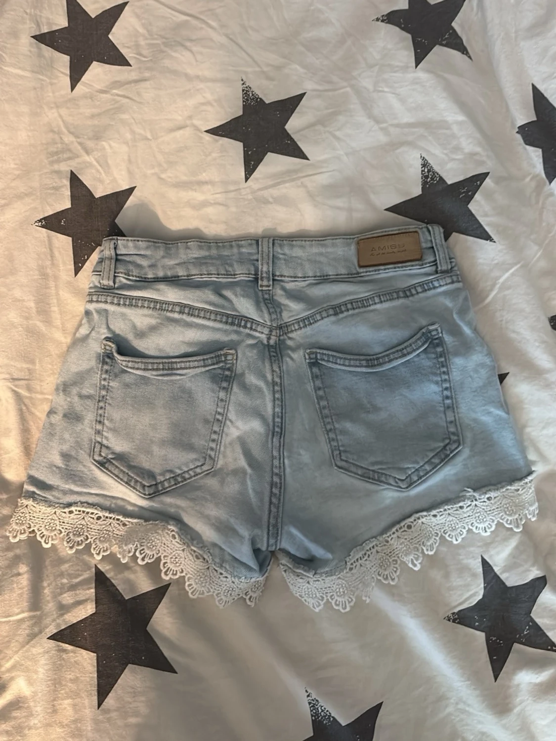 Ljusblå jeansshorts med spetskant - 1