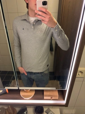 Ljusgrå långärmad piké  från Morris - Ljusgrå långärmad piké från Morris, size M. Jag är 187cm och 75kg. En liten fläck brevid märke, inget som märks