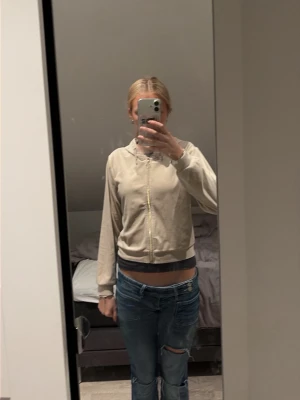 Beige zip-hoodie med huva -  Säljer en beige zip up tröja från Gina Tricot i storlek 158/164