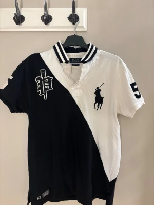 Polo Ralph Lauren Piké - Säljer en svartvit pike från Polo Ralph Lauren i storleken M, custom fit . Piken är av något tjockare material i bra skick. Hör av dig för med bilder!