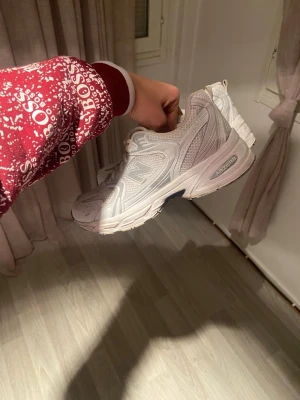 Vita New Balance 530 sneakers - Säljer mina vita New Balance sneakers då de inte kommer till användning. Använda fåtal gånger, fint skick. Storlek: 39. Skriv för fler bilder eller vid intresse 🤍
