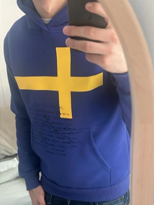 Concrete ink hoodie  - Tjena säljer denna Sverige hoodien eftersom den är lite liten. Andvänd några gånger. Priset går att diskutera 