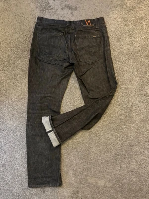 Selvedge nudie jeans - Riktigt feta selvedge nudie jeans, gott skick, modellen är grim tim men sitter straight eftersom storleken är w36. Hör av dig vid frågor! Pris kan diskuteras 