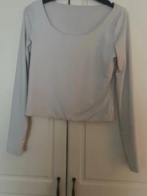 Vit långärmad tröja  - Säljer denna vit långärmad tröja inte använd så mycket 🤍