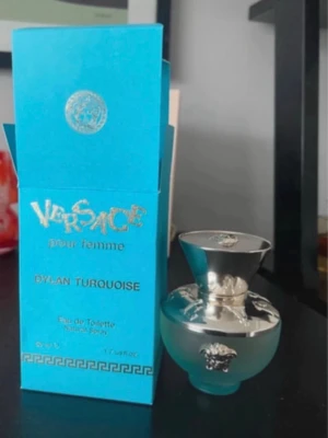 Versace Dylan Turquoise Pour Femme - Versace Dylan Turquoise Pour Femme är en Eau de Toilette med fräsch citrusdoft och inslag av trä, frukt och mysk. Flaskan är turkos med silverdetaljer och Versaces ikoniska Medusa-huvud.