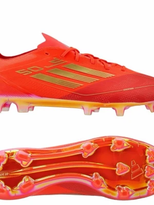 Röda Adidas fotbollsskor med guld - Snygga fotbollsskor från Adidas i en stark röd färg med guldiga detaljer och logga på sidan. Skorna har låg profil, snörning och en yttersula med fasta dobbar i rött och gult, perfekt för spel på gräs. Tillverkade i syntetmaterial för lätt vikt och bra passform.