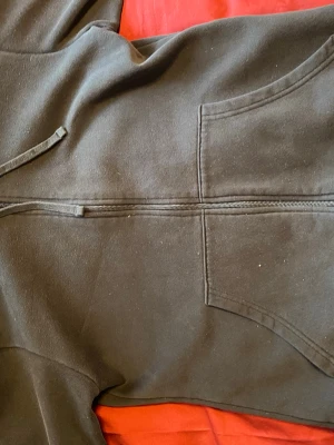 Svart zip-hoodie med fickor - En klassisk svart hoodie med dragkedja framtill och stora fickor på magen. Tröjan har huva med dragsko och ribbade muddar vid ärmsluten. Perfekt för en avslappnad och stilren look. Materialet känns mjukt och bekvämt💕💕