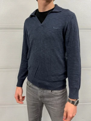 Gant stickad crewneck  - En tröja från gant som är av stickat material med krage i väldigt fint skick! Storlek S men passar M. Hör av er vid frågor! Modellen är 188 och väger 76kg