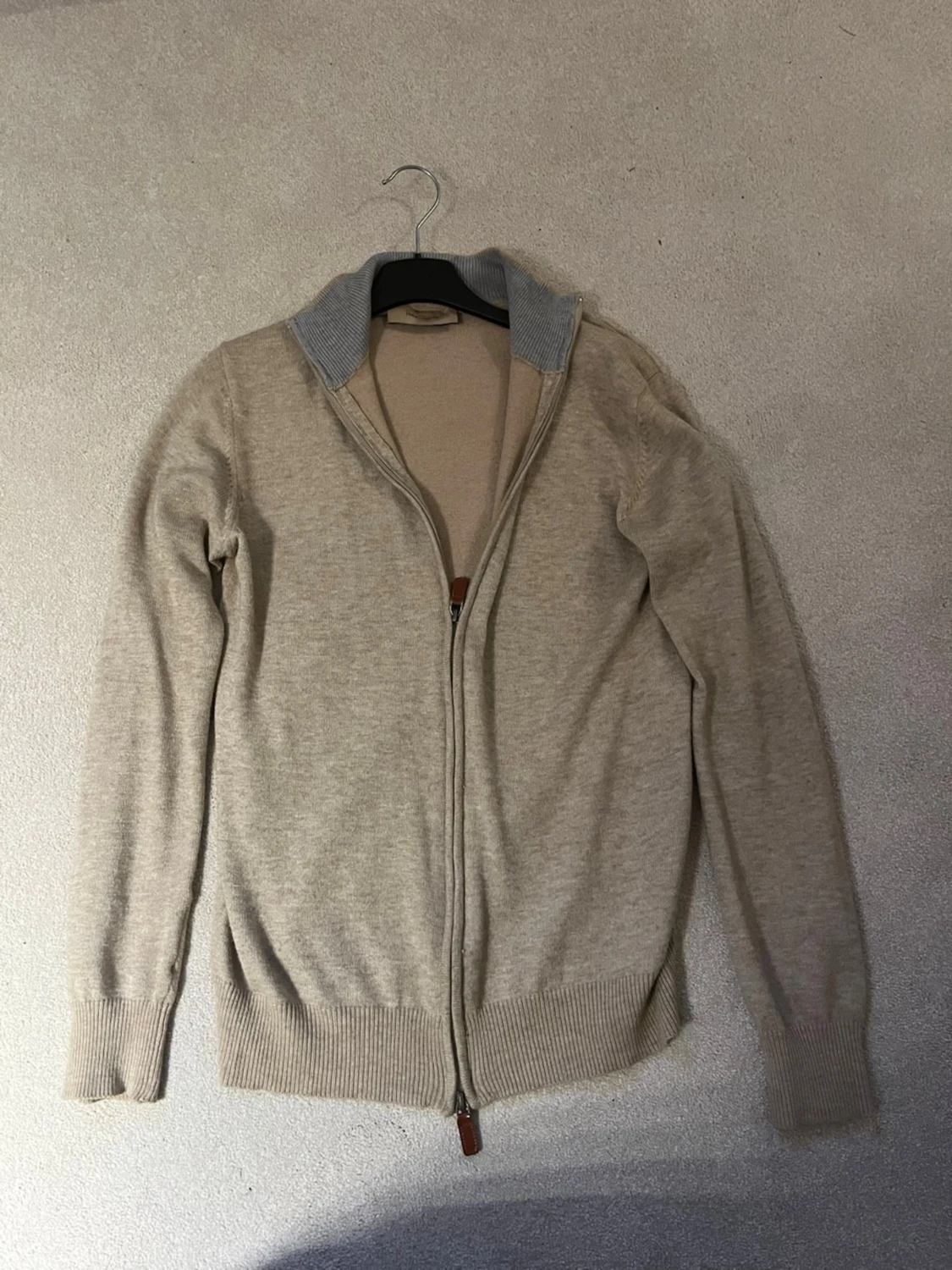 Beige ziptröja med ribbad krage - 1