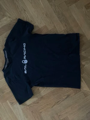 Svart basic t-shirt med rund hals - En enkel svart t-shirt med rund hals och korta ärmar. Perfekt för att matcha med jeans eller shorts. T-shirten har en klassisk passform och är tillverkad i mjukt bomullsmaterial.